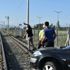 Raylarda takılı kalan otomobil panik yarattı