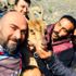 Kurtardıkları dağ keçisiyle bol bol fotoğraf çekildiler