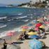 Kuşadası’nda sıcak havanın etkisiyle plajlar doldu taştı