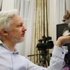 Assange'a kedi hediyesi