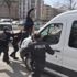 Öldürülen kadının yakını, sanıkları taşıyan cezaevi aracına uçtu Öldürülen kadının yakını, sanıkları taşıyan cezaevi aracına uçtu