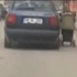 Seyir halindeki otomobil bebek arabasıyla trafiğe girdi