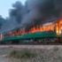 Pakistan'da 74 kişinin hayatını kaybettiği tren 20 dakika boyunca durmamış