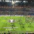 Lyon'da binlerce taraftar sahaya indi Lyon'da binlerce taraftar sahaya indi