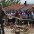 Evinin bahçesinde altın arıyor