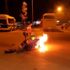 Yanan motosiklet, kovalarla taşınan suyla söndürüldü