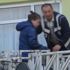 Babasının eve kilitlediği kızı itfaiye ve polis kurtardı Babasının eve kilitlediği kızı itfaiye ve polis kurtardı