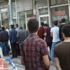 İftara saatler kala çiğ köfte kuyruğu oluşturuyorlar İftara saatler kala çiğ köfte kuyruğu oluşturuyorlar