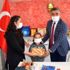 Evde kalıp kitap okuyan öğrenciler çeyrek altınla ...