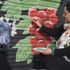 Annesiyle ilçenin duvarlarını renklendiriyor Annesiyle ilçenin duvarlarını renklendiriyor