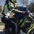 Sevgilisini sırtüstü motosiklete yatırıp tek teker üstünde gitti