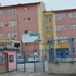 Tabanca ile 2 öğrenciyi rehin aldı