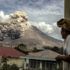Sinabung Yanardağı yeniden kül püskürtmeye başladı Sinabung Yanardağı yeniden kül püskürtmeye başladı