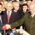 Murat Karayalçın, İnönü ve Hazinedar'ı el sıkıştırdı Murat Karayalçın, İnönü ve Hazinedar'ı el sıkıştırdı