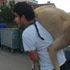 Hasta köpeği tedavi ettirmek için 500 metre sırtında taşıdı Hasta köpeği tedavi ettirmek için 500 metre sırtında taşıdı