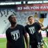 Beşiktaş ısınmaya 'Bırakmam Seni' tişörtleriyle çıktı