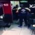 Pizzacıda peçete kutulu, tekme ve yumruklu kavga Pizzacıda peçete kutulu, tekme ve yumruklu kavga