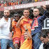 Podolski ve Bruma tribüne girdi Podolski ve Bruma tribüne girdi