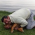 Tehlikeli olmadığını göstermek için pitbullunu ısırdı