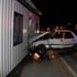Polis konteynerine çarpan otomobilin sürücüsü yaralandı