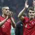 Şenol Güneş üçlü çektirdi, futbolcular seyirciyi selamladı Şenol Güneş üçlü çektirdi, futbolcular seyirciyi selamladı
