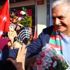 Yıldırım taksi durağını ziyaret etti, müşteri telefonlarına baktı Yıldırım taksi durağını ziyaret etti, müşteri telefonlarına baktı