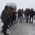 Yolda mahsur kaldılar, halay çekerek kurtarılmayı beklediler