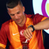 Podolski resmi sözleşmeyi imzaladı Podolski resmi sözleşmeyi imzaladı