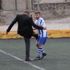 Kulüp Başkanı saha ortasında futbolcusunu tekmeledi