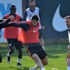 Burak Yılmaz takımdan ayrı çalıştı Burak Yılmaz takımdan ayrı çalıştı