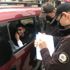 Bir türlü laf anlatamayınca çareyi bekçilerin yanına gitmekte buldu, arkadaşının gözünün yaşına bakmadı