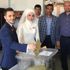 Düğünlerini bırakıp oy kullandılar Düğünlerini bırakıp oy kullandılar