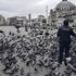 Taksim'de aç kalan güvercinleri polisler besledi Taksim'de aç kalan güvercinleri polisler besledi