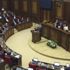 Ermenistan'da bir kişi parlamento binasının önünde ağzını dikti Ermenistan'da bir kişi parlamento binasının önünde ağzını dikti