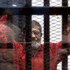 Mursi, "ilk kez idam mahkumu kıyafetiyle" mahkemede