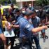 Eşi gözaltına alınan kadın, polislere zor anlar yaşattı