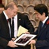 Shinzo Abe Erdoğan'a Menderes'in fotoğrafını hediye etti