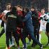 Almanya Bundesliga karıştı, teknik direktör yere yığıldı! Almanya Bundesliga karıştı, teknik direktör yere yığıldı!