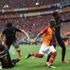 Galatasaray - Medipol Başakşehir maçında saha karıştı