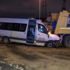Servis minibüsü kar küreme aracına çarptı: 1 yaralı