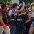 İzmir’de bir kadın gözaltına alınırken polis amiri ‘kolunu kırın’ dedi İzmir’de bir kadın gözaltına alınırken polis amiri ‘kolunu kırın’ dedi