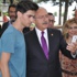 Kemal Kılıçdaroğlu, hayranının eli titreyince selfie'yi kendi çekti Kemal Kılıçdaroğlu, hayranının eli titreyince selfie'yi kendi çekti