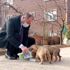 Başkan kısıtlamada sokak köpeklerini sütle besledi