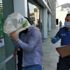 AVM'den hırsızlık zanlısı, adliyeye çıkarılırken tanınmamak için kafasına bez çanta geçirdi AVM'den hırsızlık zanlısı, adliyeye çıkarılırken tanınmamak için kafasına bez çanta geçirdi