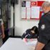 Temizlik görevlisinin bulduğu 10 bin lira sahibine teslim edildi Temizlik görevlisinin bulduğu 10 bin lira sahibine teslim edildi
