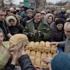 Ukrayna'da ayrılıkçılar halka ekmek dağıttı