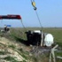 Mayınlı bölgeye yuvarlanan tanker vinçle çıkarıldı Mayınlı bölgeye yuvarlanan tanker vinçle çıkarıldı