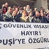 Sıkıyönetim yasasına poşulu ve cübbeli protesto