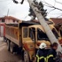 Kamyonetin çarptığı elektrik direği aracın üzerine devrildi Kamyonetin çarptığı elektrik direği aracın üzerine devrildi