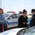 Dışarı çıkıp otostop yapan 20 yaş altındaki gençten polislere: 'İsterseniz ceza yazın, dedem sağlam'